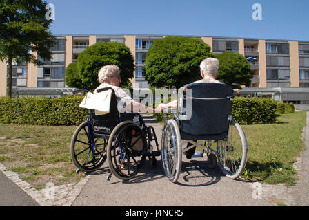 Les personnes âgées, de l'invalide en fauteuil, jardin, l'amitié, le modèle ne libération, Banque D'Images