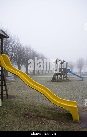 Aire de jeux pour enfants, la tour de bois, des diapositives, brouillard, déserte, aire de jeux pour enfants en plastique, diapositives, jaune, bleu, tour d'escalade, boiseries, saison, automne, arbres, chauve, sortie, terne, selles, meadow, feuillage, Banque D'Images