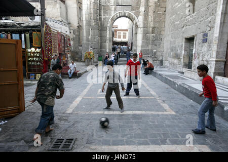 Syrie, Damas, Vieille Ville, la mosquée des Omeyyades, Lane, enfants, aux matches de football, le modèle ne libération, point d'intérêt, d'un bâtiment, d'architecture, personne, à l'extérieur, football, jeu, Weihrauchstrasse Banque D'Images