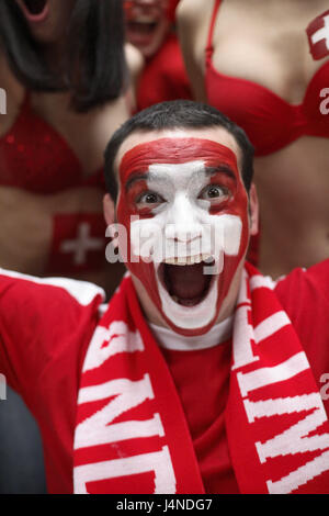 L'homme, jeune, se réjouir, portrait, fans de football, groupe, Suisse, look, greasepaint, couleurs nationales, gondolé, championnat d'Europe de football, championnat d'Europe, championnat, personne, peint, jeu de balle, ballon, sport d'enthousiasme, de la peinture, l'émotion, l'euro, fans, drapeau, drapeau, drapeau national, le drapeau, foot, match de football, d'expression, la peinture faciale, composé, la conception, les couleurs nationales, nationalité, Swiss, positivement, rouge, blanc, fun, sport, tuning, studio, avec esprit, la transmission, la joie, le rire, l'encouragement, d'écharpe, foulard, l'exaltation, enthousiasme, écharpe, foulard, Banque D'Images