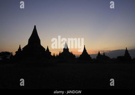 Silhouettes, temples, pagodes, ruine la ville, Bagan, Myanmar, crépuscule, Banque D'Images