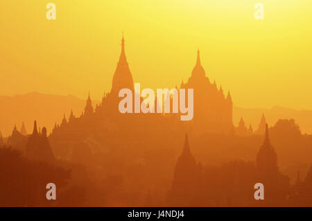 Silhouettes, temples, tours, ruine ville de Bagan, Myanmar, matin, tuning Banque D'Images