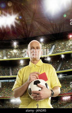 La moitié des arbitres, portrait, stade de football, foule de spectateurs, boule, rouge, jaune, carte, tenez, modèle libéré, Banque D'Images