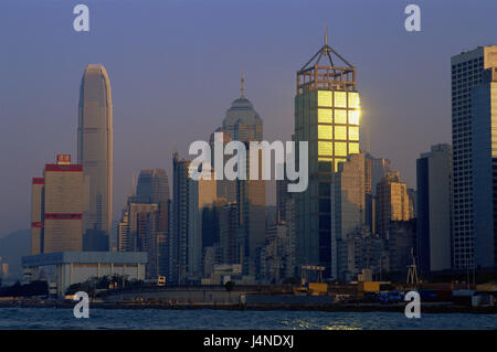 La Chine, Hong Kong, Hong Kong, Islande, Sheung Wan, Skyline, port de Victoria, de la mer, au crépuscule, l'Asie, ville, ville, ville cosmopolite, Metropolis, vue sur ville, gratte-ciel, des tours, des bâtiments, de l'architecture, Central-District, partie de la ville, lumière du soir, Banque D'Images