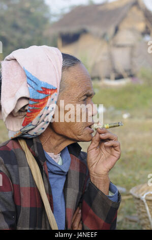 Femme, vieux, fumée de cigare, portrait, sur le côté, au lac Inle, Myanmar, Banque D'Images