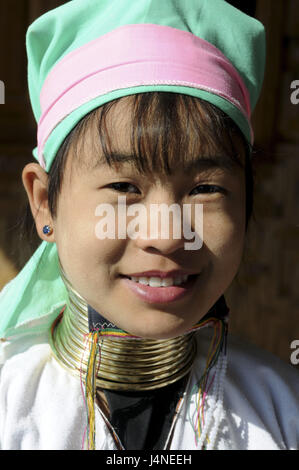 Les filles, "long cou", de cirques, de la souche du lac Inle, Myanmar, Banque D'Images