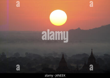 Pagodes, temples, sunrise, ruine ville de Bagan, Myanmar, Banque D'Images