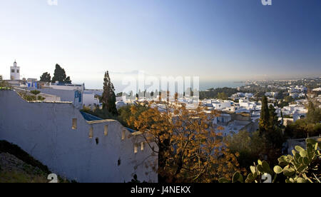 La Tunisie, Sidi Bou Saïd, aperçu local, l'Afrique du Nord, place de l'artiste, village, lieu touristique, la destination, le lieu d'intérêt, tourisme, muraille, maisons, façades, vue, Banque D'Images