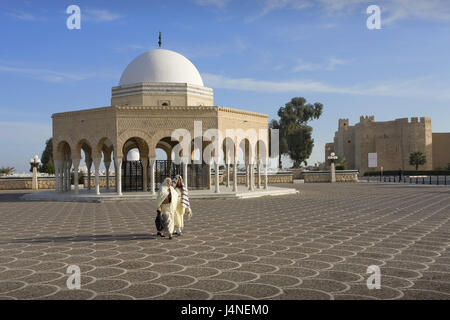 La Tunisie, Monastir, Habib Bourguiba Mausolée, cour intérieure, passant, l'Afrique du Nord, de la ville, du port, de la structure, de la construction, Bourguiba mausolée, piliers, Dome, la personne, l'endroit d'intérêt, vue, d'un mausolée, Banque D'Images