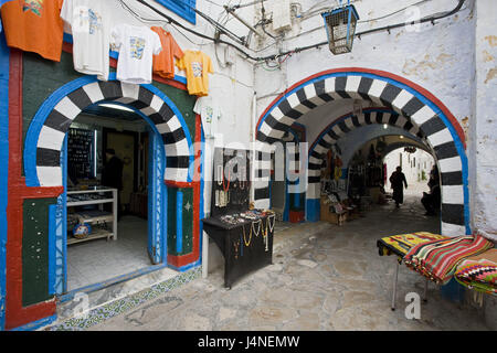 Tunisie, Hammamet, Vieille Ville, Lane, boutiques de souvenirs, l'Afrique du Nord, ville, lieu touristique, la destination, le paysage urbain, rue, des façades, des arcades, des boutiques, magasins, passage, souvenirs, bijoux, T-shirts, des ventes, du commerce, des biens, Medina, Voyage, Vacances, tourisme, Banque D'Images