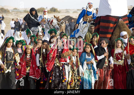 La Tunisie, Douz, le festival du Sahara, personne, en Afrique du Nord, Sahara, festival, fête, événement, ville oasis, désert, groupe, enregistrer, rendez-vous, ensemble, participant, les sections locales, les Berbères, les filles, les enfants, les vêtements de couleurs vives, purger, traditionnellement,, Banque D'Images