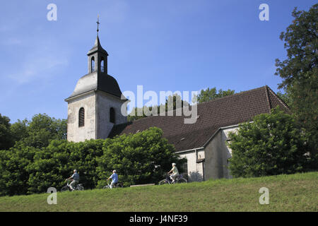 Allemagne, Duisbourg, dysenterie, au nord-est de Duisburg-Rheinhausen, Duisburg-Rheinhausen-Friemersheim, église, cycliste, le modèle ne libération, Banque D'Images