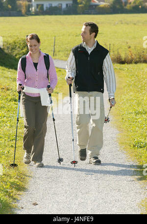 Couple, à pied, les planchers, les cours, le modèle libéré, personnes, deux, l'automne, à l'extérieur, les loisirs, la santé, les vacances, le mouvement, à l'extérieur, autumnally, rurale, Idyll, ensemble, allez, corps tout entier, Parc, sentier, sentier, sols, planchers, voyage, randonnée à pied, ensoleillée, Banque D'Images