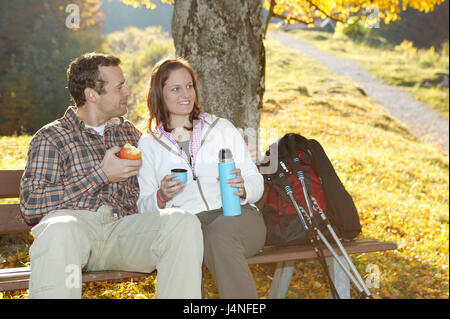 Couple, à pied, selle, pause, manger, boire, modèle sorti, personnes, deux, l'automne, à l'extérieur, les loisirs, la santé, les vacances, à l'extérieur, autumnally, rurale, Idyll, ensemble, sentier, sols, planchers, voyageant sac à dos, randonnée pédestre, snack, repos, pause, apple, thermos, théière, Banque D'Images