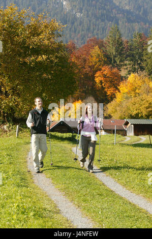 Couple, à pied, les planchers, les cours, le modèle libéré, personnes, deux, l'automne, à l'extérieur, les loisirs, la santé, les vacances, le mouvement, à l'extérieur, autumnally, rurale, Idyll, ensemble, allez, corps tout entier, Parc, sentier, sentier, sols, planchers, randonnée pédestre, voyage à pied, chemin de campagne, Banque D'Images