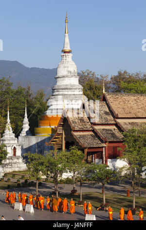 La Thaïlande, Chiang Mai, pièce jointe, temple Wat Phra Singh, la construction, les moines, le modèle ne libération, Banque D'Images