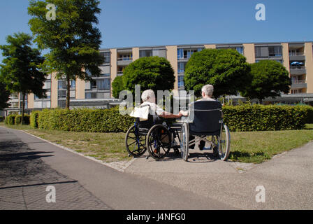 Les personnes âgées, de l'invalide en fauteuil, jardin, l'amitié, le modèle ne libération, Banque D'Images