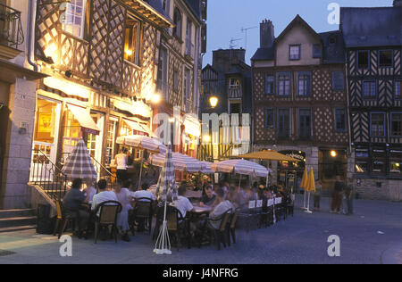 France, Bretagne, Ile et Vilaine, Rennes, Place Sainte Anne, street cafe, invités, soirée, Banque D'Images