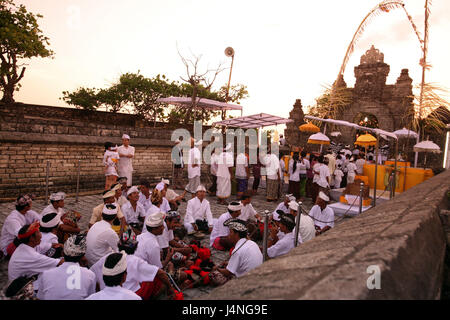 L'INDONÉSIE, Bali, île, Ulu Watu, temple, culture, architecture, soir, personne, cérémonie, le modèle ne libération, Banque D'Images