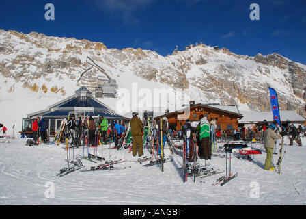 Germany, Bavaria, bas-allemand, Zugspitze, le domaine de ski alpin au soleil, skieur, Haute-Bavière, Garmisch-Partenkirchen, Zugspitze, domaine skiable, Sonnalpin, restaurant, glacier, restaurant, gastronomie, circulaire en verre fleur lit circulaire, lit de fleur, la construction, les skis, les gens, loisirs, hobby, sport, sports d'hiver, l'hiver, Banque D'Images