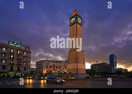 Tunisie, Tunis, l'espace du 7 novembre, la tour de l'horloge, le soir, l'Afrique du Nord, de la ville, capitale, monument, tour, carré, miroir, crépuscule, réveil, point d'intérêt, structure, Banque D'Images