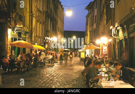 France, Bretagne, Ile et Vilaine, Rennes, Rue Saint Michel, street cafe, invités, soirée, Banque D'Images