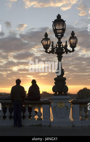 France, Paris, son, Pont Alexandre III, candélabres, touristiques, vue de dos, soir, tuning Banque D'Images