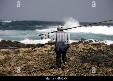 Espagne, Fuerteventura, El Cotillo, la bile, pêcheur de la côte, vue de dos, Banque D'Images