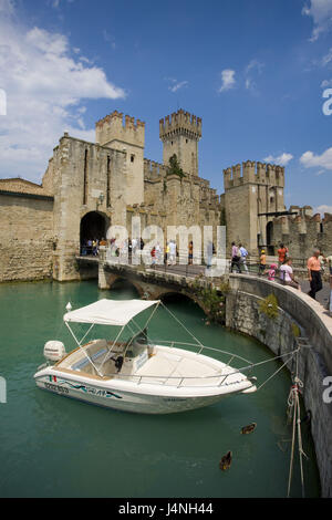 L'Italie, Lombardie, Sirmione, château, Gardasee, ponton, bateau, touristiques, le modèle ne libération, Banque D'Images