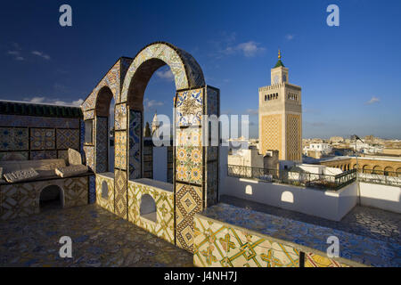 Tunisie, Tunis, Medina, Ez Zitouna mosquée, minaret, l'Afrique du Nord, de la ville, capitale, vieille ville, monument, lieu d'intérêts, d'un bâtiment, la religion, l'Islam, la mosquée de l'olivier, mosquée, muraille, bow, appoggiatures, patrimoine culturel mondial de l'UNESCO, Banque D'Images