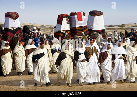 La Tunisie, Douz, le festival du Sahara, personne, en Afrique du Nord, Sahara, festival, fête, événement, ville oasis, désert, groupe, enregistrer, rendez-vous, ensemble, participant, sections locales, des Berbères, des vêtements, traditionnellement, Banque D'Images