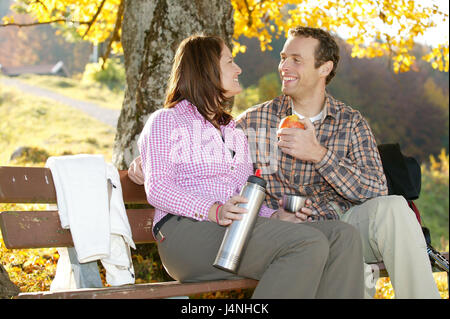 Couple, à pied, selle, pause, manger, boire, contact oculaire, modèle sorti, personnes, deux, l'automne, à l'extérieur, les loisirs, la santé, les vacances, à l'extérieur, autumnally, rurale, Idyll, ensemble, sentier, randonnée pédestre, snack, repos, pause, apple, thermos, théière, heureusement, sourire, Banque D'Images