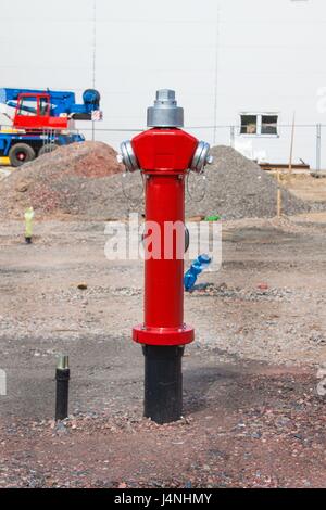 Nouveau poteau incendie sur le chantier de construction. La construction de la rue. Sécurité incendie Banque D'Images