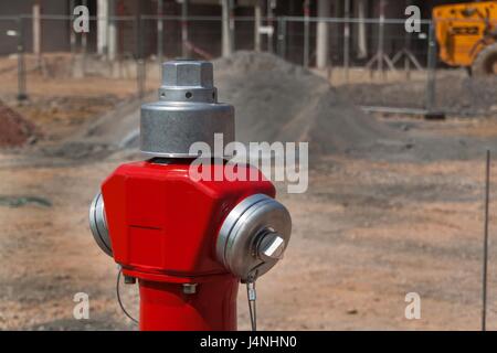 Nouveau poteau incendie sur le chantier de construction. La construction de la rue. Sécurité incendie Banque D'Images