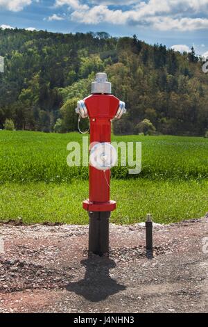 Nouveau poteau incendie sur le chantier de construction. La construction de la rue. Sécurité incendie Banque D'Images