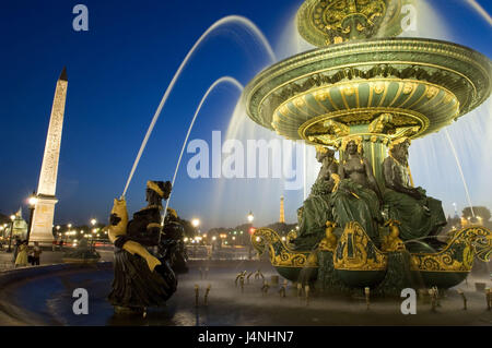 France, Paris, Place de la Concorde, des fontaines, des caractères bien, l'obélisque, le soir, Banque D'Images