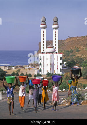 Afrique, Sénégal, Dakar, Ouakam, personne, mosquée, ville, capitale, mosquée, d'un bâtiment, d'une côte, mer, partie de la ville, les femmes, les sections locales, les Africains, les cas, l'eau, transporter, responsable des coûts, la foi, la religion, l'Islam, Banque D'Images