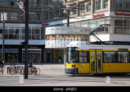 Allemagne, Berlin, Alexander's square, le temps du monde, le tramway, le réveil Banque D'Images