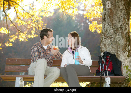 Couple, à pied, selle, pause, manger, boire, contact oculaire, modèle sorti, personnes, deux, l'automne, à l'extérieur, les loisirs, la santé, les vacances, à l'extérieur, autumnally, rurale, Idyll, ensemble, sentier, sols, planchers, voyageant sac à dos, randonnée pédestre, snack, repos, pause, apple, thermos, théière, Banque D'Images