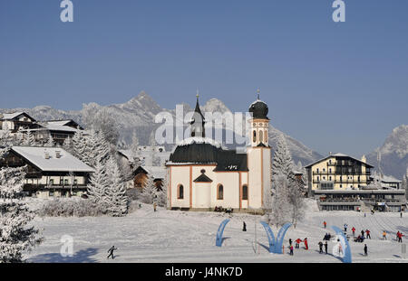 Autriche, Tyrol, Seefeld, vue locale, Seekirchl, hiver, Nordtirol, place, maisons, maisons, église, église paroissiale, l'église sainte Croix, ski de piste, ski de fond, sports d'hiver, lieu de destination, le tourisme, Banque D'Images