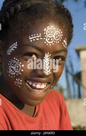 Madagascar, île de Nosy Be, fille, sourire, peinture faciale, traditionnellement, portrait, gondolé, le modèle ne libération, Banque D'Images