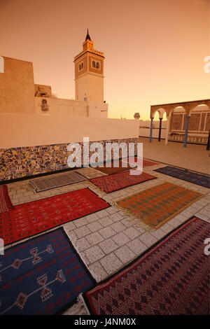 Tunisie, Tunis, boutique de tapis, du toit-terrasse, tapis, minaret, lumière du soir, Banque D'Images