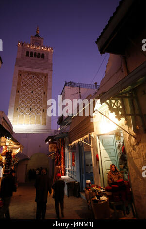 Tunisie, Tunis, Vieille Ville, le Souk, boutiques, Mucchielli minaret, passant, soir, Banque D'Images