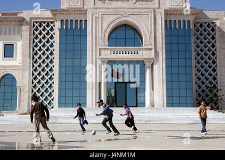 Tunisie, Tunis, Place de la kasbah, siège du gouvernement, les enfants, match de football, Banque D'Images