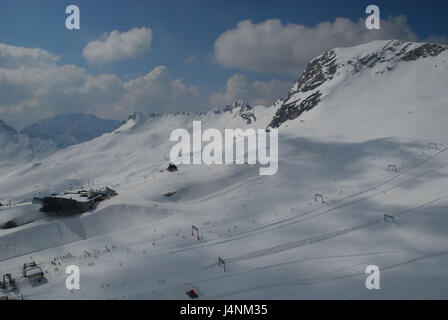 L'Allemagne, la Haute-Bavière, Zugspitze, piste de ski, restaurant, d'en haut, la Bavière, les Alpes, les montagnes, le bas-allemand Zugspitze, ski, piste, téléski, ascenseur, sports d'hiver, le sport, le ski, ski, personne, restaurant, gastronomie, neige, blanc, hiver, soleil, ciel, bleu, nuages, Banque D'Images