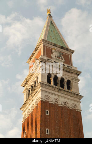 L'Italie, Venise, la tour de briques rouges de la Campanile. Banque D'Images
