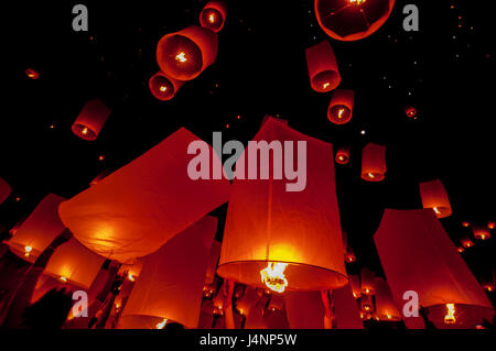 Lanterne flottante dans Yee Peng festival (Loy Krathong), bouddhiste lanternes flottantes au Bouddha dans le district de Sansai à CHIANG MAI THAÏLANDE Banque D'Images