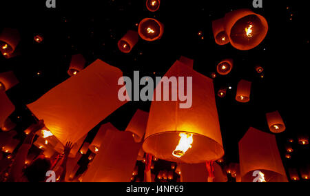 Lanterne flottante dans Yee Peng festival (Loy Krathong), bouddhiste lanternes flottantes au Bouddha dans le district de Sansai à CHIANG MAI THAÏLANDE Banque D'Images