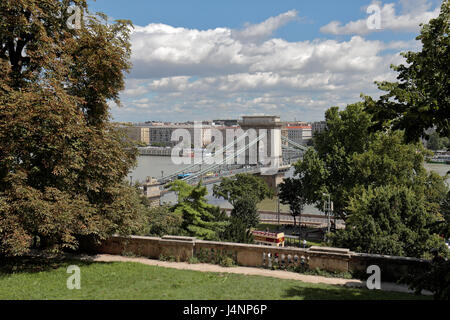 Le Pont des chaînes Széchenyi Lánchid) (sur le Danube, Budapest, Hongrie. À la recherche de la partie Buda de la rivière vers l'organisme nuisible. Banque D'Images