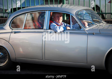 Une Jaguar mark 10 est conduit dans le parking pour voitures et un événement régional Café à Liverpool, un mensuel pour satisfaire les amateurs de voitures et de pilotes virtuels. Banque D'Images